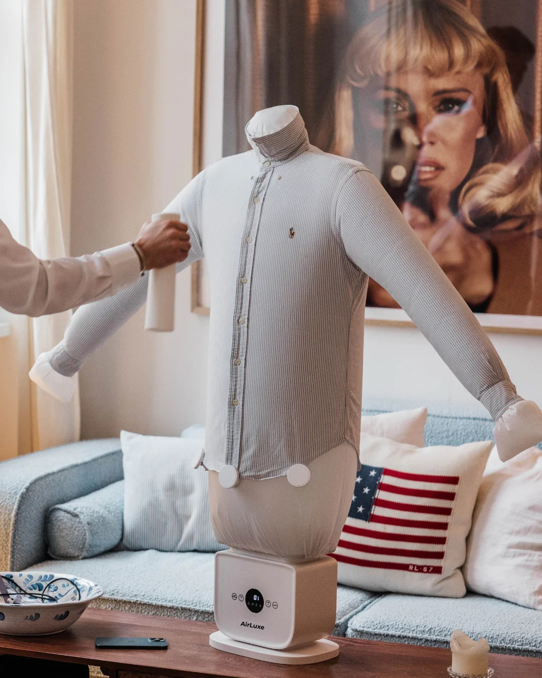AirLuxe  מכונת גיהוץ אוטומטית לגיהוץ מושלם של חולצות, מכנסיים ובגדים נוספים תוך דקות ללא מאמץ וסיכון איכות ויוקרה ללא פשרה
